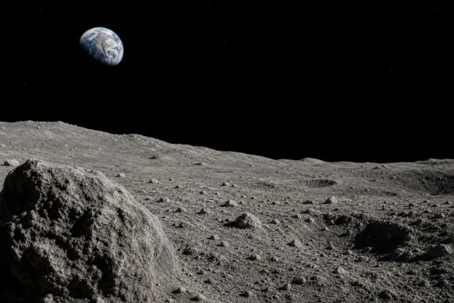 Proč má Měsíc „atmosféru“, i když na něm není vzduch k dýchání