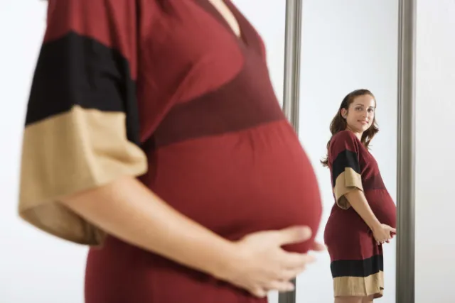pregnant-woman-looking-in-mirror-1962159.jpg
